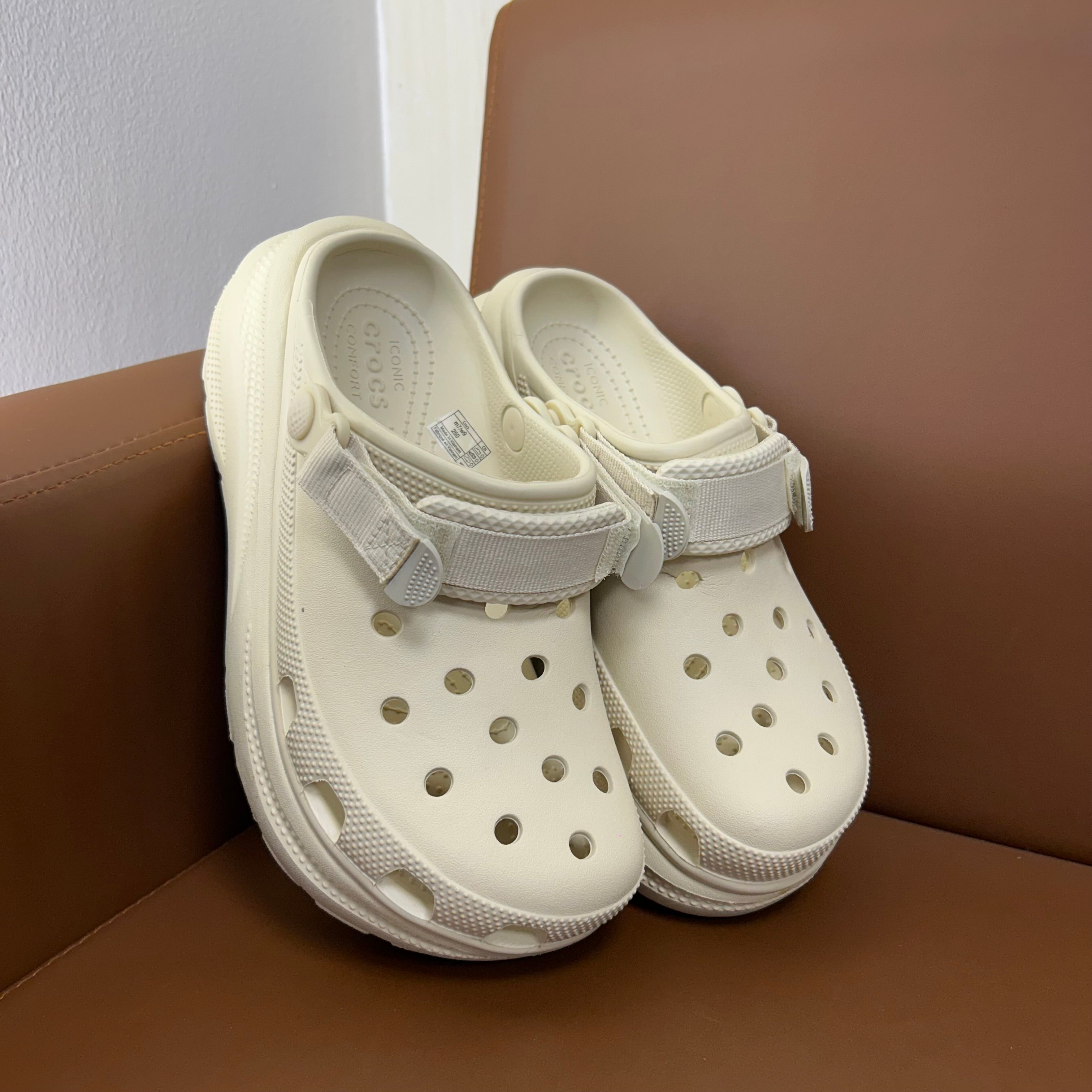 CROCS MOVE CRUSH CLOGS (BONE)