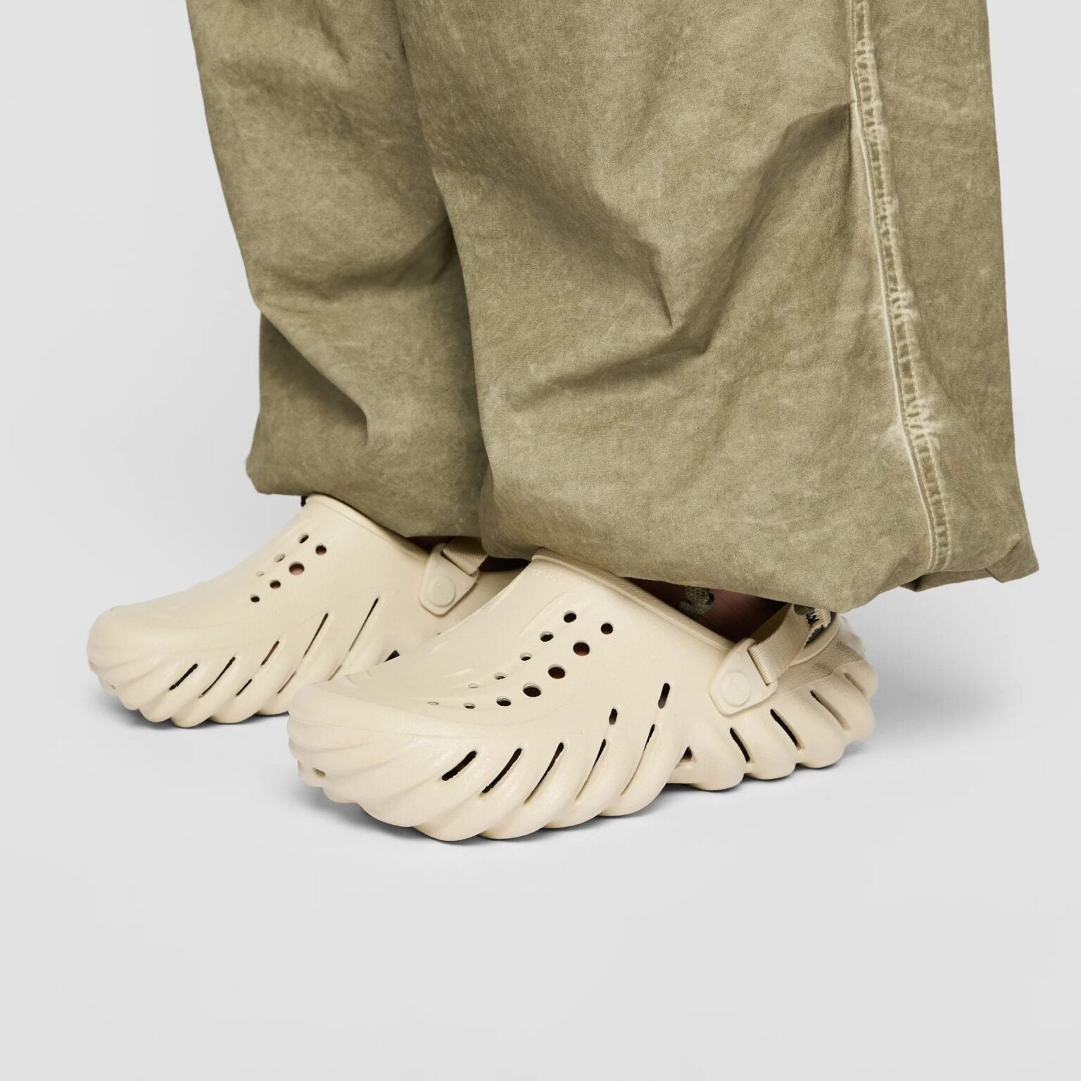 Crocs Echo Clogs(Bone Black)