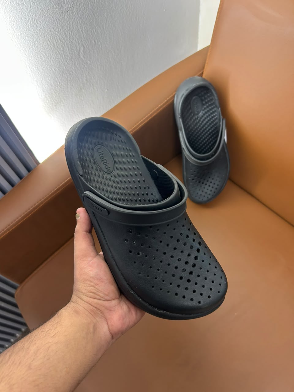 CROCS INMOTION CLOGS (CORE BLACK)