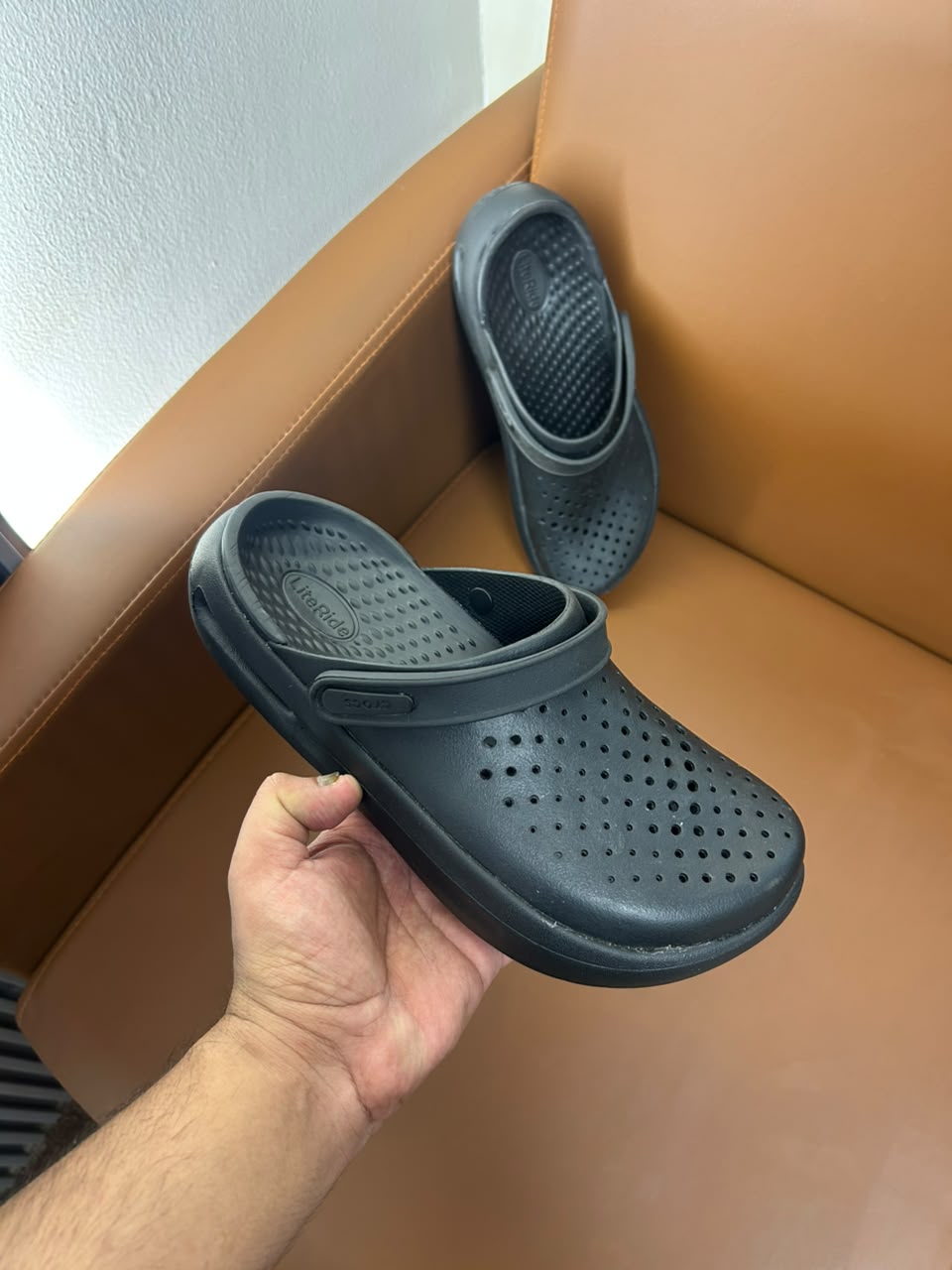CROCS INMOTION CLOGS (CORE BLACK)