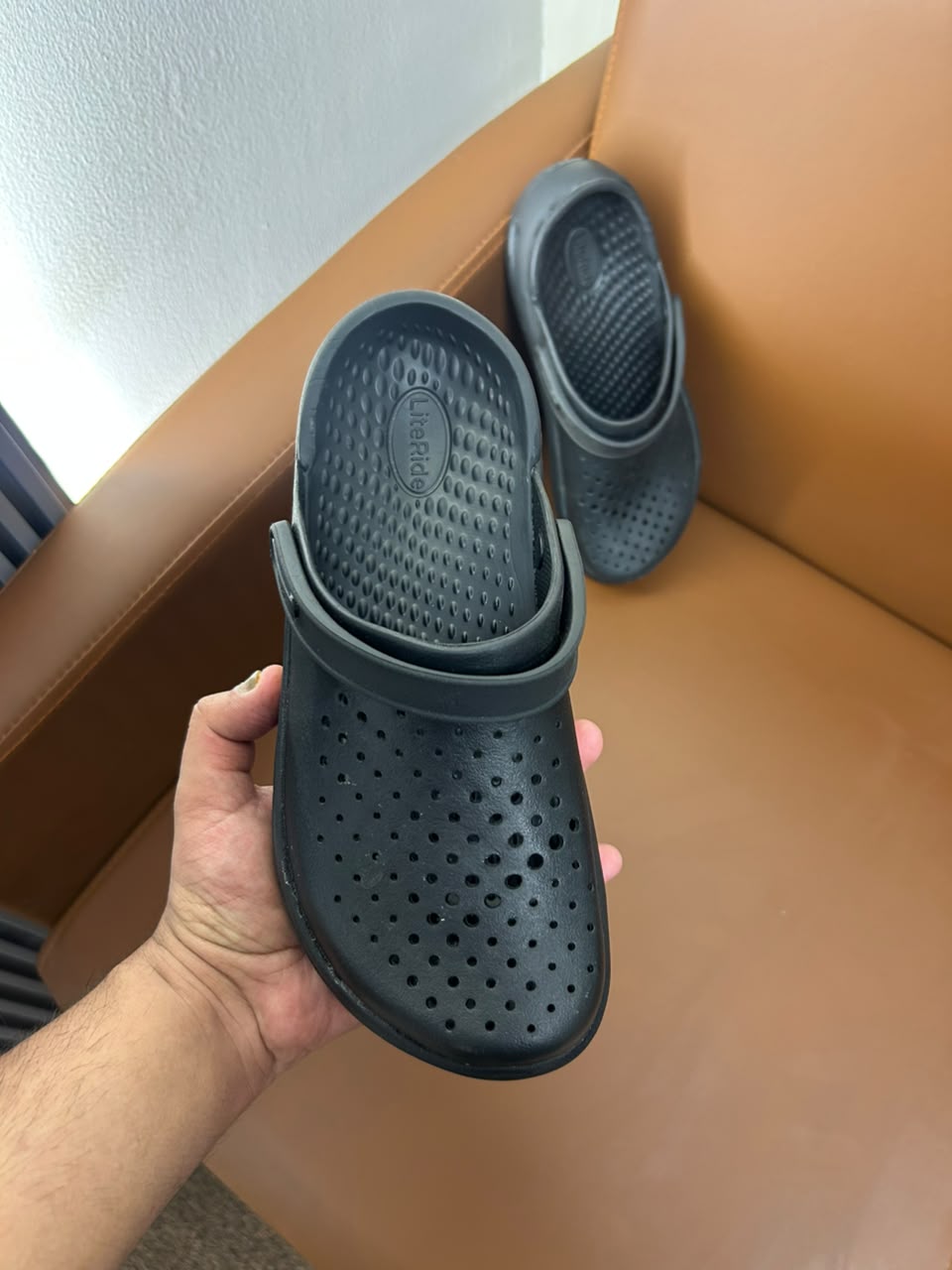 CROCS INMOTION CLOGS (CORE BLACK)